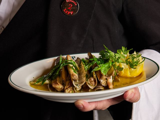 Brasserie Lipp Couteaux à la plancha en persillade