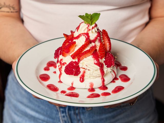 Brasserie Lipp Pavlova fruits rouges